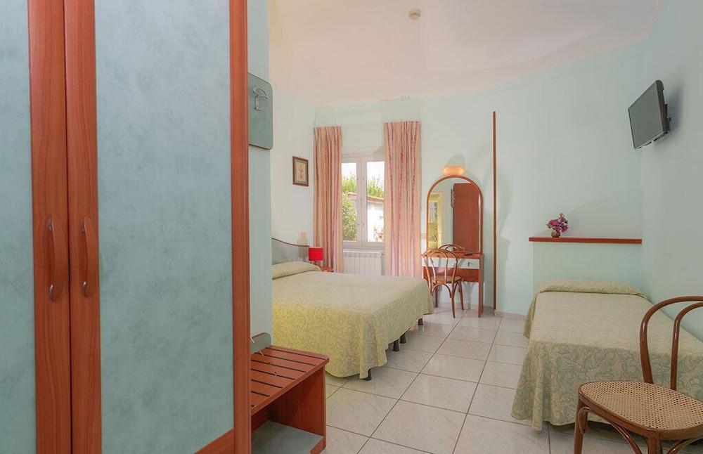 Hotel Pensione Monti كازاميتْشيولا تيرمي المظهر الخارجي الصورة